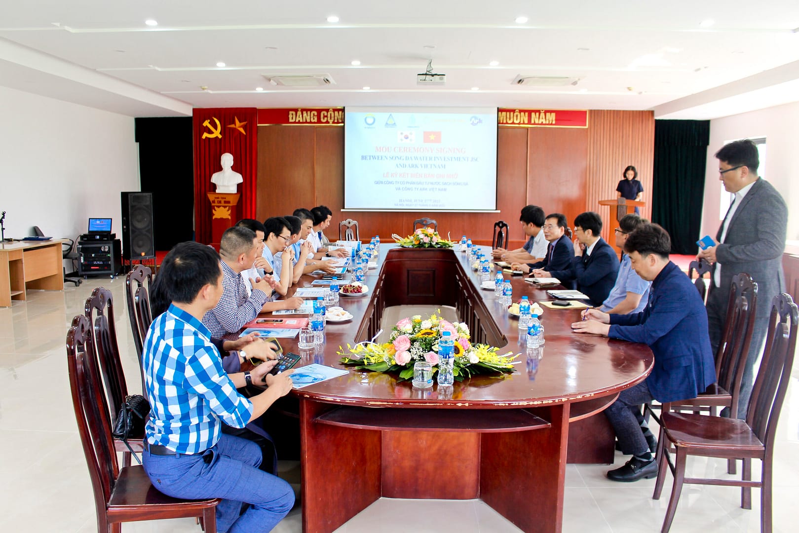 Hình ảnh buổi lễ ký kết giữa ARK Việt Nam và nhà máy cấp nước Sông Đà