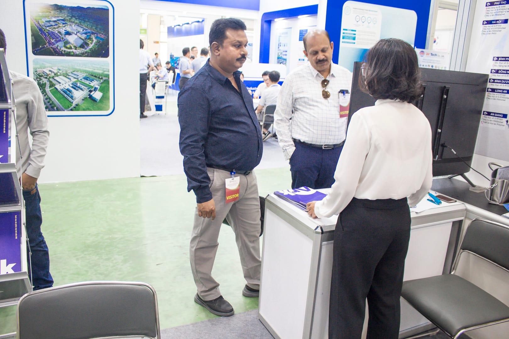 Khách nước ngoài thăm quan gian hàng ARK tại triển lãm Entech Hà Nội