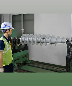 kỹ sư theo dõi thiết bị kiểm tra trục vít của máy ép bùn ly tâm