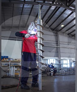 Hình ảnh kỹ sư đang hàn trục vít tại xưởng ark việt nam